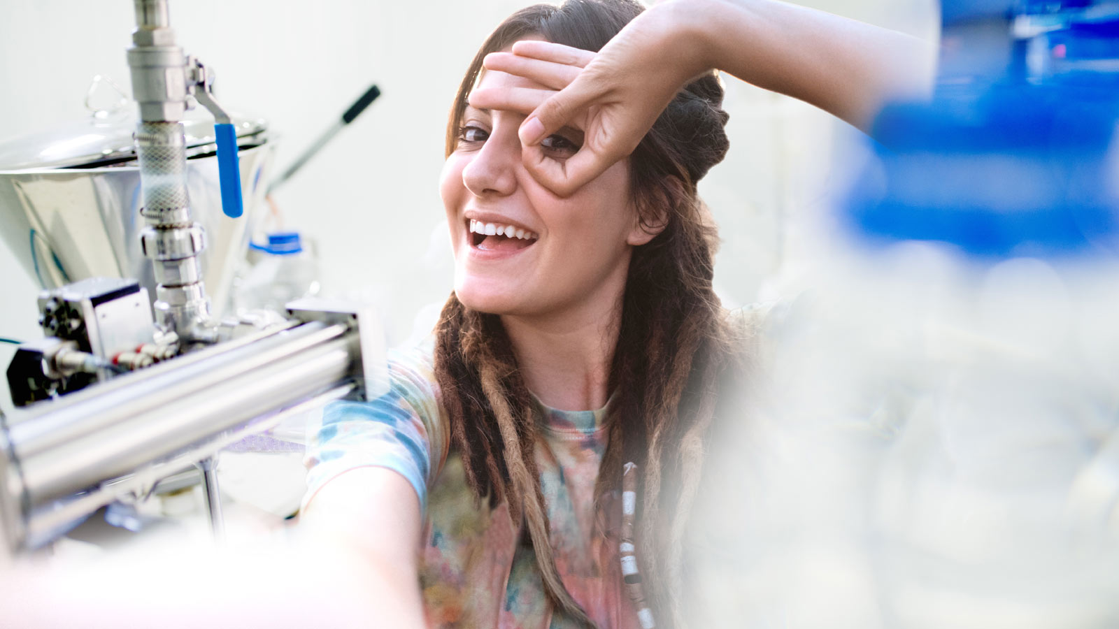 Junge Frau im Labor macht ein Selfie - wasser-allesklar.de