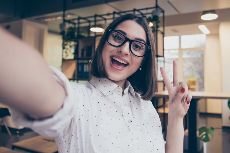 Junge Frau mit Brille macht ein Selfie - wasser-allesklar.de