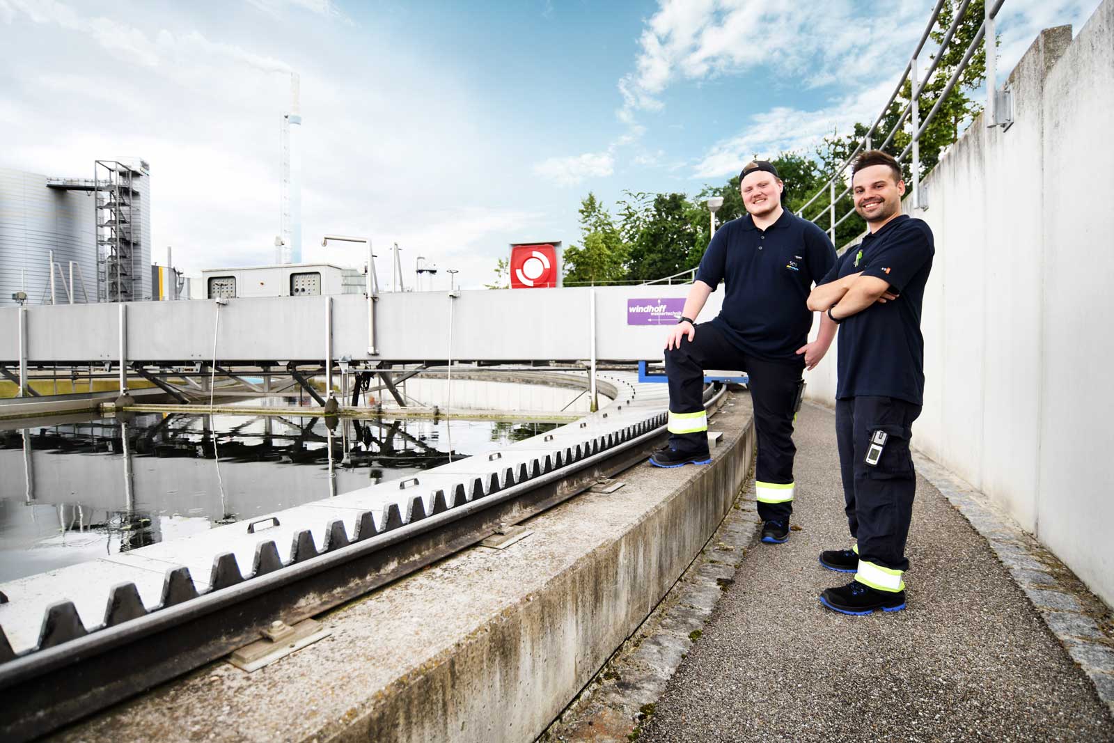 Junger Mann prüft den Reinheitsgehalt von Abwasser in der Kläranlage – wasser-allesklar.de