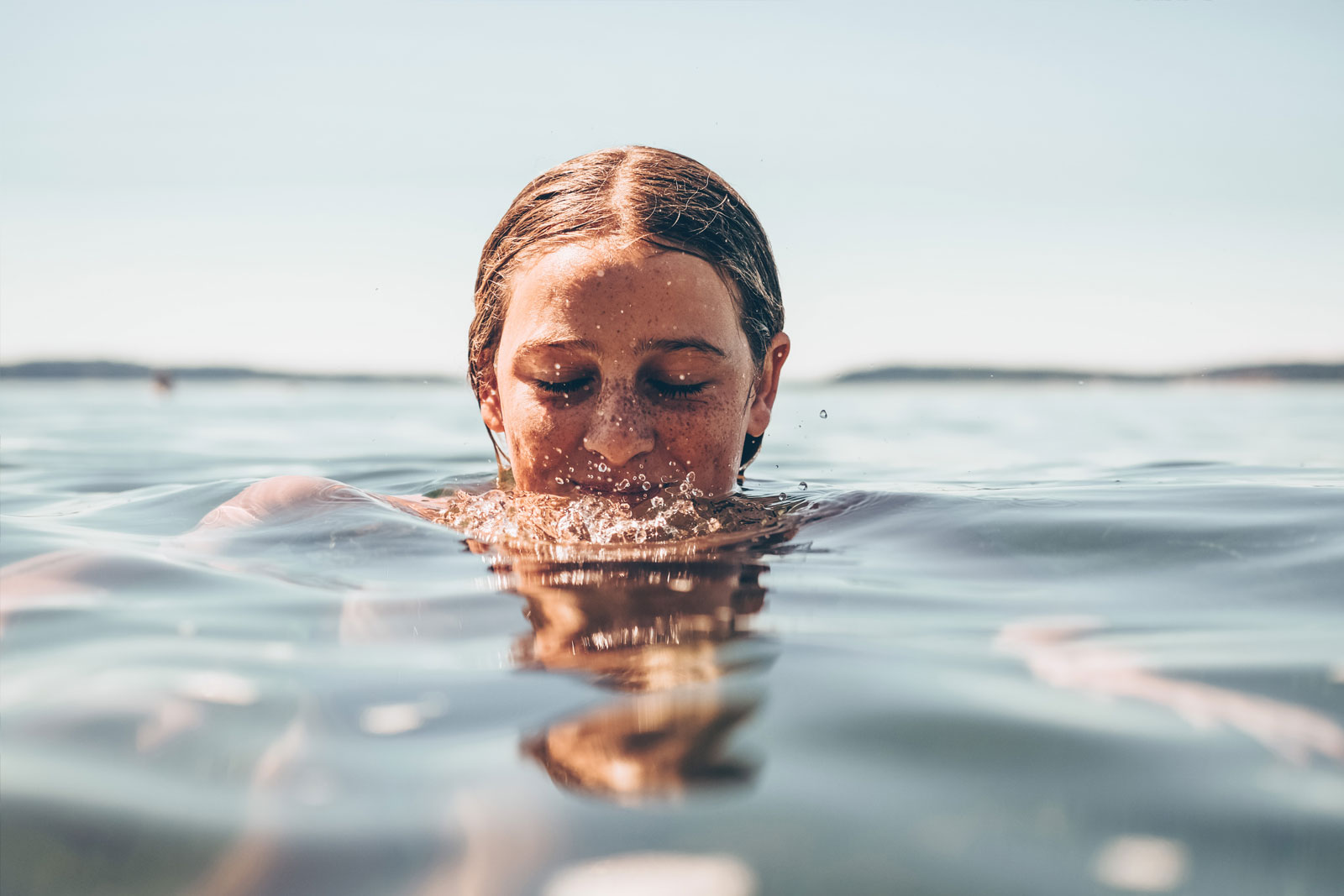 Junge Frau schwimmt im Badesee – wasser-allesklar.de