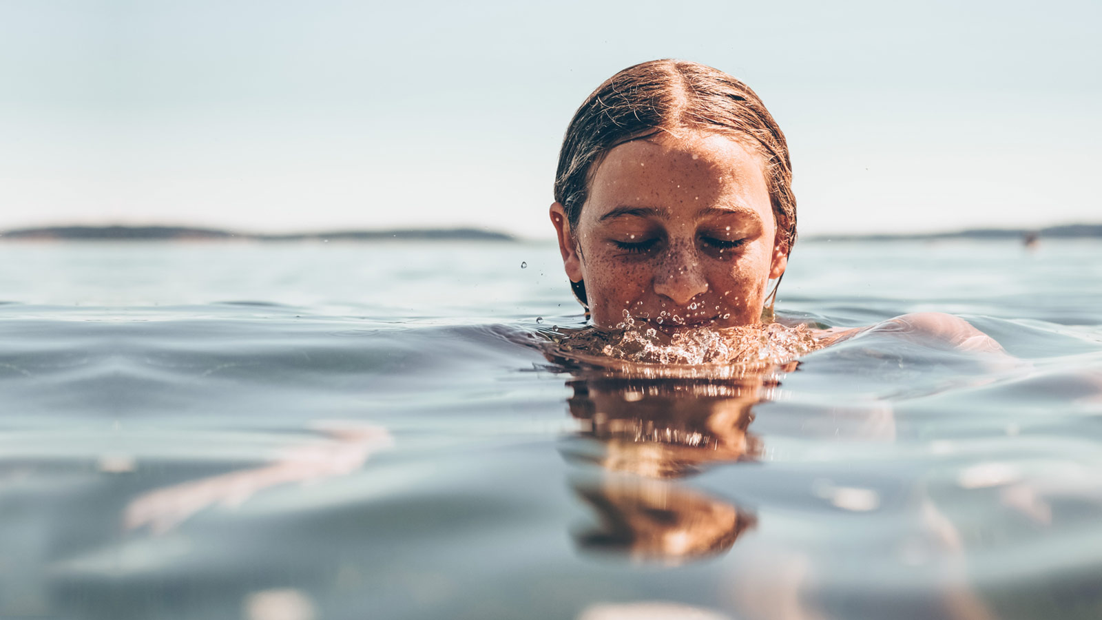 Junge Frau schwimmt im Badesee – wasser-allesklar.de